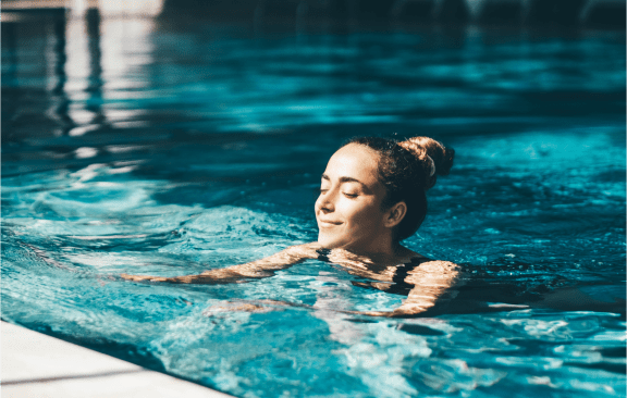Mujer disfrutando en la piscina