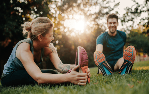 Personas haciendo ejercicio al aire libre