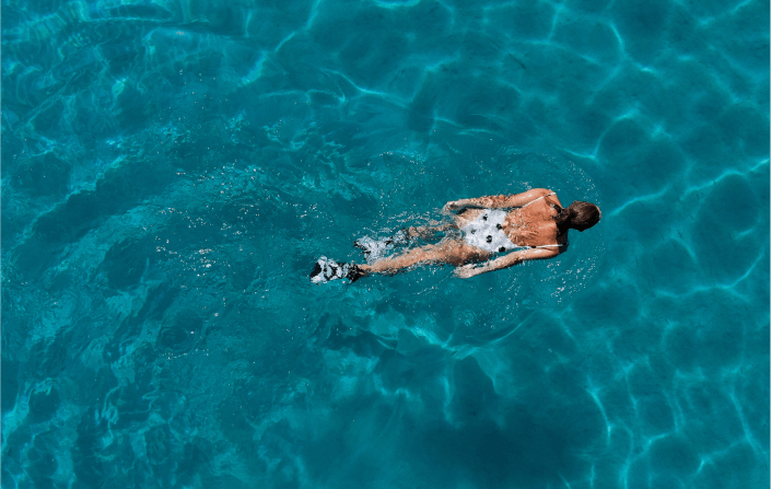 Mujer nadando en piscina